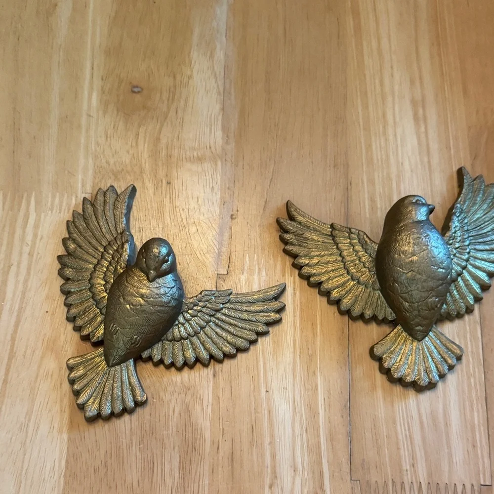 Vintage Love Doves Set of 2 Decorative Flying Bird Wall Plaques Gold Tone Syroco - Picture 1 of 1